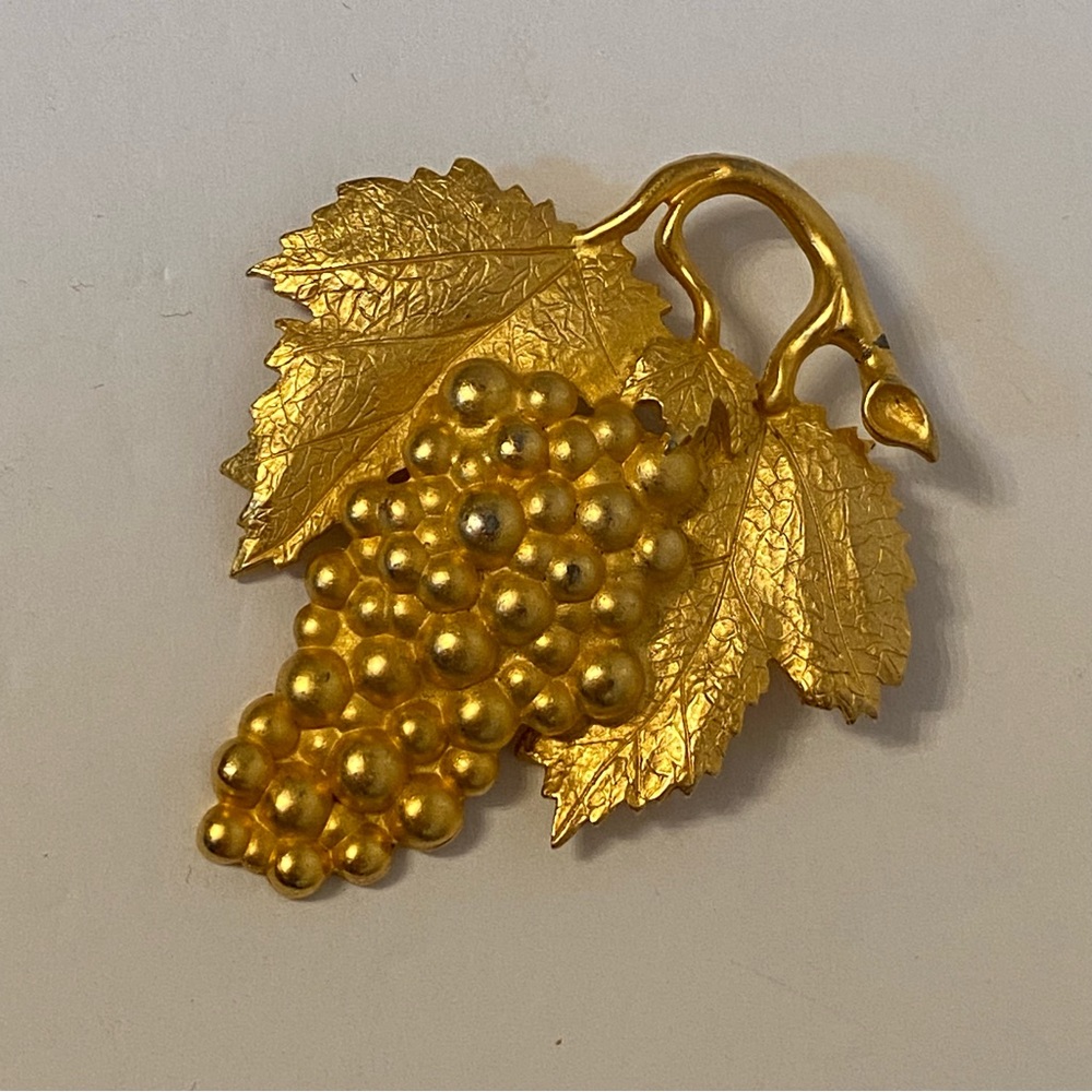 LOUIS STERN LS BROOCH PIN GOLD TONE VINTAGE BUNCH OF GRAPES LEAVES SIGNED